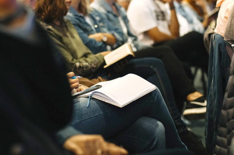 Comunidad educativa reunida.